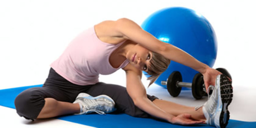 Žena se isteže, vježba (Fitness.com.hr)