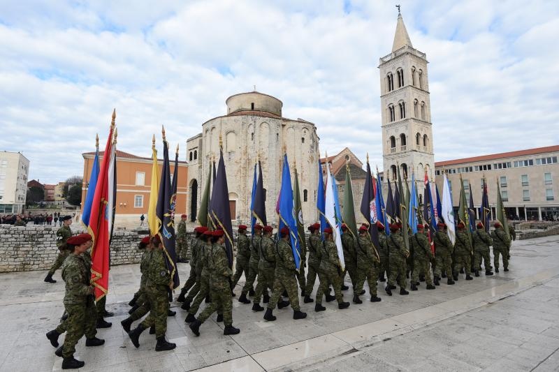 Paljenjem svijeća i polaganjem vijenaca, te mimohodom postrojbi započelo svečano obilježavanje 23. obljetnice VRO Maslenica. Foto. Dino Stanin/PIXSELL Paljenjem svijeća i polaganjem vijenaca, te mimohodom postrojbi započelo svečano obilježavanje 23. obljetnice VRO Maslenica. Foto. Dino Stanin/PIXSELL