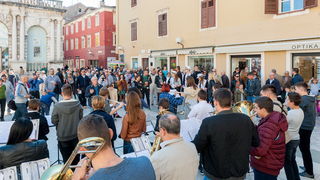 Jer glazba pokreće: Gradska glazba i puhači GB škole Bersa na Narodnom trgu Jer glazba pokreće: Gradska glazba i puhači GB škole Bersa na Narodnom trgu