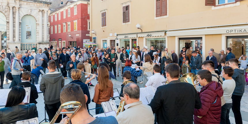 Jer glazba pokreće: Gradska glazba i puhači GB škole Bersa na Narodnom trgu Jer glazba pokreće: Gradska glazba i puhači GB škole Bersa na Narodnom trgu
