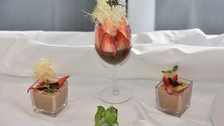 Zadar – Na prezentaciji u Impact centru Kuhar Renato Kraljev pripremao je zajedno s ucenicima tri slana i tri slatka jela s jagodama. Projektom se zeli povecati interes za uzgoj i konzumaciju jagoda u Zadarskoj zupaniji. Photo: Dino Stanin/PIXSELL Autor