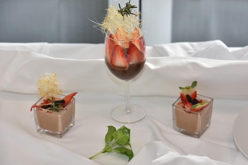 Zadar – Na prezentaciji u Impact centru Kuhar Renato Kraljev pripremao je zajedno s ucenicima tri slana i tri slatka jela s jagodama. Projektom se zeli povecati interes za uzgoj i konzumaciju jagoda u Zadarskoj zupaniji. Photo: Dino Stanin/PIXSELL Autor