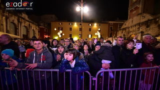 Tisuće Zadrana uživalo na krcatom Narodnom trgu i Tgu Petra Zoranića uz Tomislava Bralića i klapu Intrade Tisuće Zadrana uživalo na krcatom Narodnom trgu i Tgu Petra Zoranića uz Tomislava Bralića i klapu Intrade