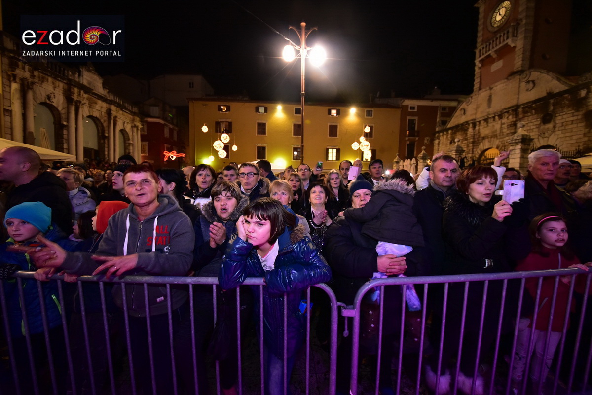Tisuće Zadrana uživalo na krcatom Narodnom trgu i Tgu Petra Zoranića uz Tomislava Bralića i klapu Intrade Tisuće Zadrana uživalo na krcatom Narodnom trgu i Tgu Petra Zoranića uz Tomislava Bralića i klapu Intrade
