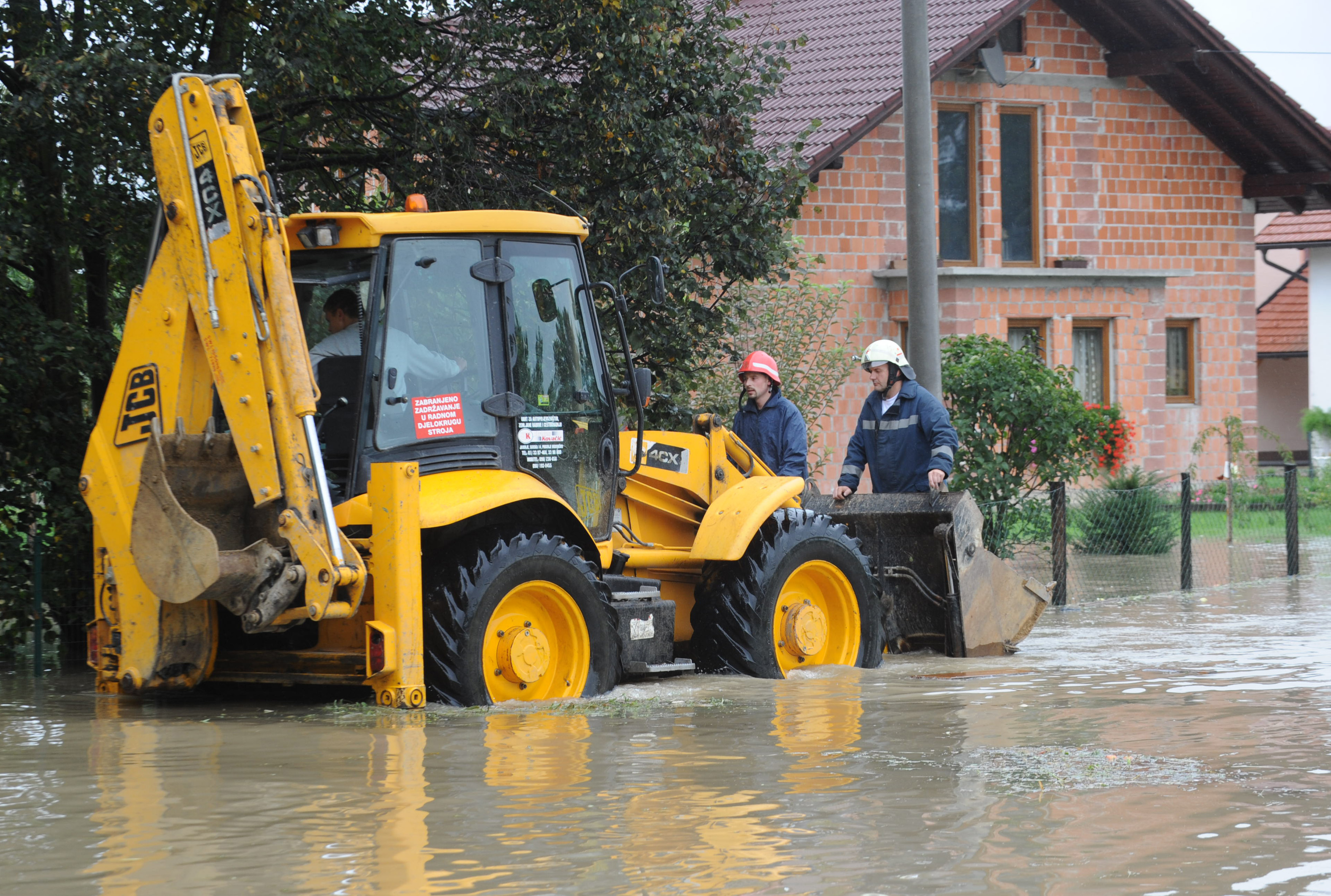 Rijeka Krapina se izlila iz svog korita nakon nekoliko dana neprekinutih kiša te je poplavila kuće i podrume u Zaprešiću, a vodostaj rijeke Save i dalje raste, Foto: Damir Krajac / CROPIX