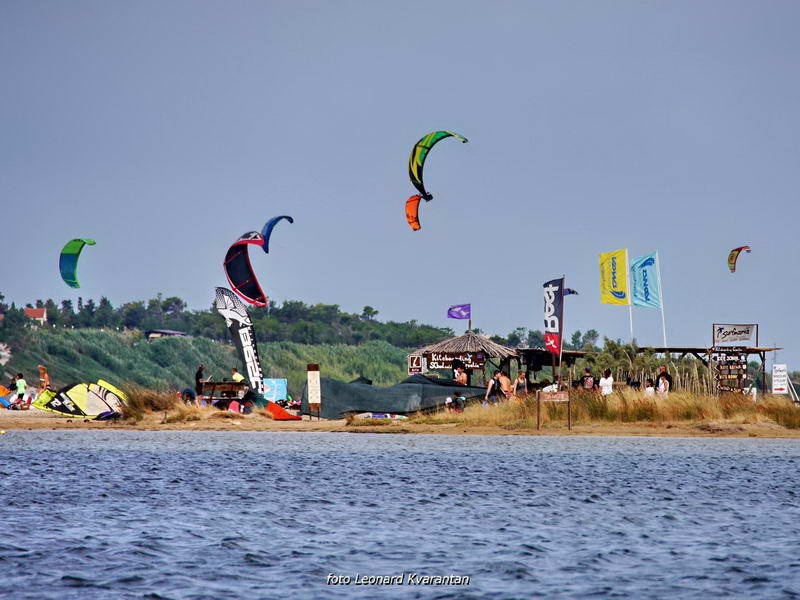 Kite surferi guštaju u Ninu