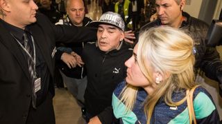 Diego Maradona s djevojkom stigao Zagreb na finale Davis Cupa Diego Maradona s djevojkom stigao Zagreb na finale Davis Cupa