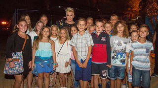 Mještani Bibinja sinoć su uživali u vrhunskom koncertu grupe Colonija na sportskom centru Crljenica Mještani Bibinja sinoć su uživali u vrhunskom koncertu grupe Colonija na sportskom centru Crljenica