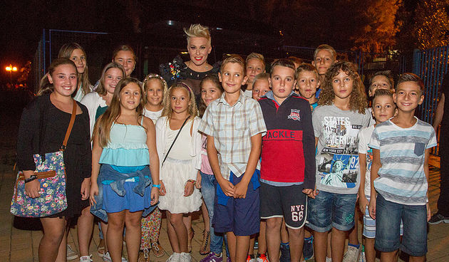 Mještani Bibinja sinoć su uživali u vrhunskom koncertu grupe Colonija na sportskom centru Crljenica