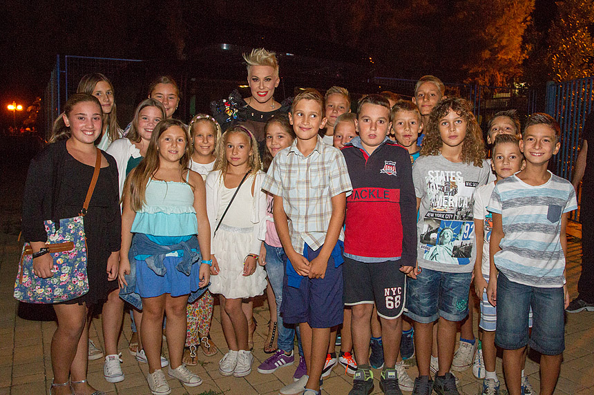 Mještani Bibinja sinoć su uživali u vrhunskom koncertu grupe Colonija na sportskom centru Crljenica Mještani Bibinja sinoć su uživali u vrhunskom koncertu grupe Colonija na sportskom centru Crljenica