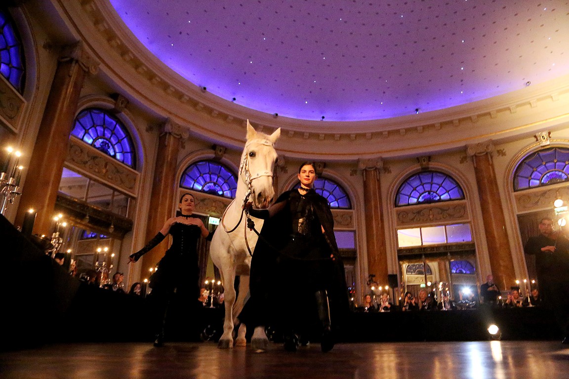 Modni spektakl Hippy Gardena