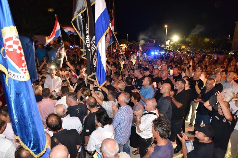 U Dragama otkriven spomenik Miru Barešiću. Photo: Dino Stanin/PIXSELL