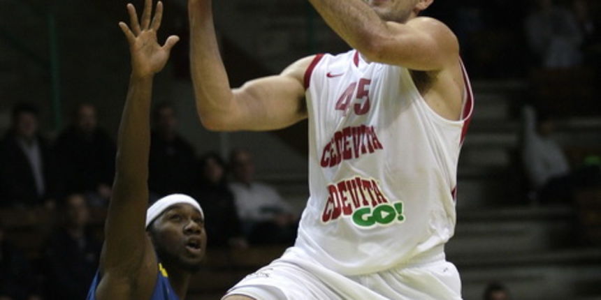 Zagreb, 151209.
Sutlinska vrela
Kosarkaska utakmica EuroChallenge cupa 4.kolo skupina D KK Cedevita – AEL Proteas ( Cipar ).
Na slici: Marino Bazdaric (45), William Davis.
Foto: Nenad Dugi / CROPIX