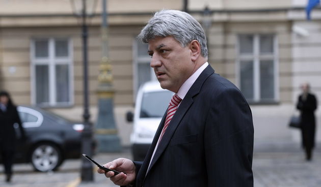 Zagreb, 271211.
Vlada, Banski dvori.
Prvi radni dan nove Vlade Zorana Milanovica. 
Na slici: ministar pomorstva, prometa i infrastrukture i potpredsjednik Vlade Zlatko Komadina izlazi iz Banskih dvora.
Foto: Goran Mehkek / Cropix