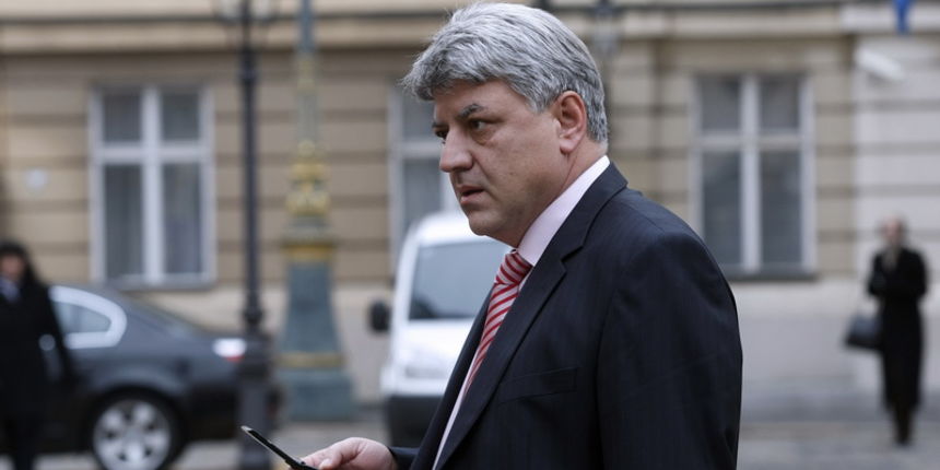 Zagreb, 271211.
Vlada, Banski dvori.
Prvi radni dan nove Vlade Zorana Milanovica. 
Na slici: ministar pomorstva, prometa i infrastrukture i potpredsjednik Vlade Zlatko Komadina izlazi iz Banskih dvora.
Foto: Goran Mehkek / Cropix