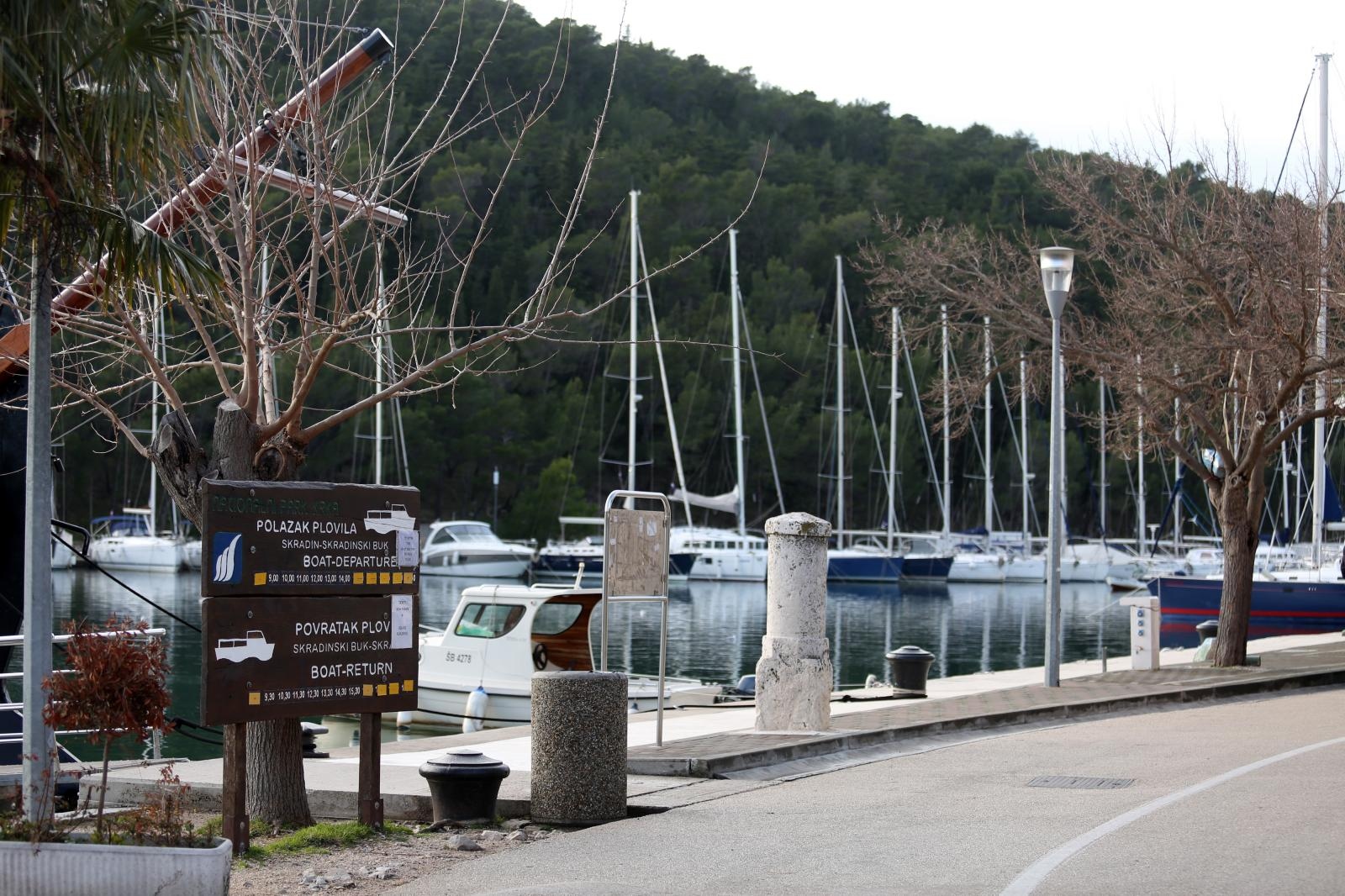 Skradin romantičan mediteranski grad na desnoj obali rijeke Krke Skradin romantičan mediteranski grad na desnoj obali rijeke Krke