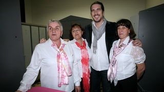 Zagreb, 031209.
Premijera spota za hit singl “Zedjam” Zlatana Stipisica Gibannija u Hrvatskom drzavnom arhivu. Na promociji je Gibonni potpisao ugovor s T Mobilom.
Na slici: Dusko Modrinic s garderobjerkama.
Foto: Sandra Simunovic / CROPIX Zagreb, 031209.
Premijera spota za hit singl “Zedjam” Zlatana Stipisica Gibannija u Hrvatskom drzavnom arhivu. Na promociji je Gibonni potpisao ugovor s T Mobilom.
Na slici: Dusko Modrinic s garderobjerkama.
Foto: Sandra Simunovic / CROPIX