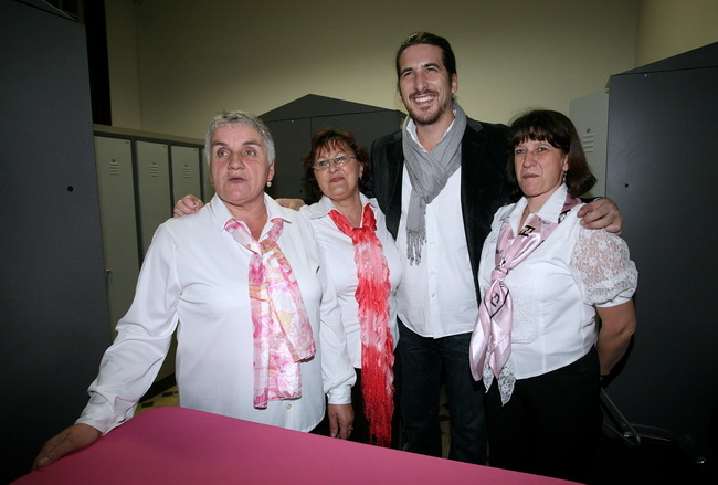 Zagreb, 031209.
Premijera spota za hit singl “Zedjam” Zlatana Stipisica Gibannija u Hrvatskom drzavnom arhivu. Na promociji je Gibonni potpisao ugovor s T Mobilom.
Na slici: Dusko Modrinic s garderobjerkama.
Foto: Sandra Simunovic / CROPIX Zagreb, 031209.
Premijera spota za hit singl “Zedjam” Zlatana Stipisica Gibannija u Hrvatskom drzavnom arhivu. Na promociji je Gibonni potpisao ugovor s T Mobilom.
Na slici: Dusko Modrinic s garderobjerkama.
Foto: Sandra Simunovic / CROPIX