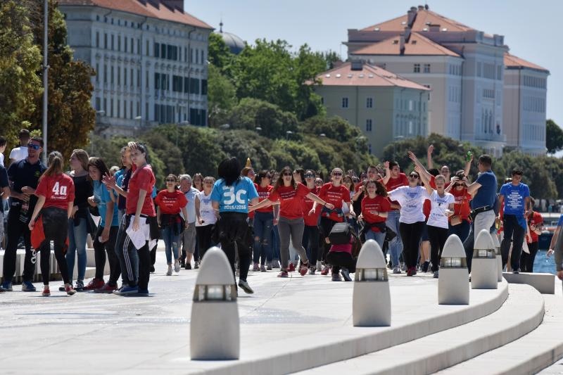 Ludijada zadarskih maturanata uz pjesmu i kupanje na Morskim orguljama. Foto: Dino Stanin/PIXSELL Ludijada zadarskih maturanata uz pjesmu i kupanje na Morskim orguljama. Foto: Dino Stanin/PIXSELL