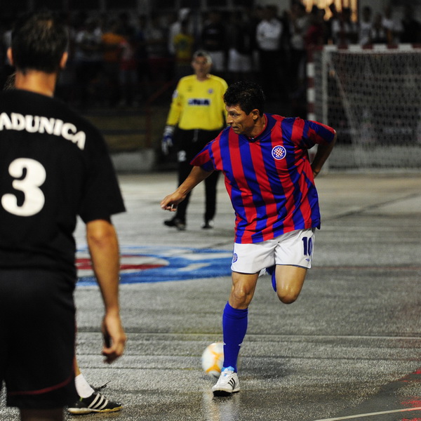 Split, 300611.
17. izdanje malonogometnog turnira Tocida kup odrzava se na betonskom igralistu u Vukovarskoj ulici.Veceras najvise interesa izaziva utakmica izmedju momcadi Hajduk.hr i ekipe Radunica bez zvijezda.Za Hajduk.hr se ocekuje da igraju predsje Split, 300611.
17. izdanje malonogometnog turnira Tocida kup odrzava se na betonskom igralistu u Vukovarskoj ulici.Veceras najvise interesa izaziva utakmica izmedju momcadi Hajduk.hr i ekipe Radunica bez zvijezda.Za Hajduk.hr se ocekuje da igraju predsje