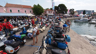 Spektakularni defile vespaša, foto: Vinko Pešić Spektakularni defile vespaša, foto: Vinko Pešić