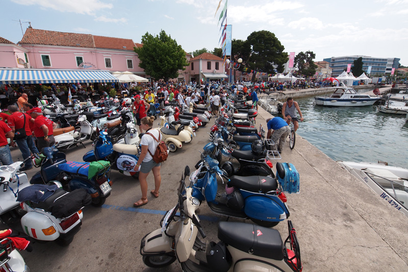 Spektakularni defile vespaša, foto: Vinko Pešić Spektakularni defile vespaša, foto: Vinko Pešić