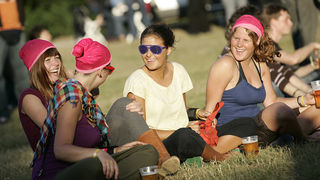 Zagreb, 240609.
Prva vecer T-mobile IN Music Festivala koji se odrzava na Jarunu na dvije pozornice. Kao zvijezde prve veceri najavljeni su Lilly Allen, Kraftwerk, Franz Ferdinand na T-mobile stageu i Rokia Traore na Nokia stageu. 
Na slici: publika
Foto: