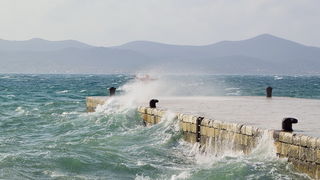 Spektakularna igra valova na zadarskoj rivi 5. studenog 2014.  Foto: Marin Pitton