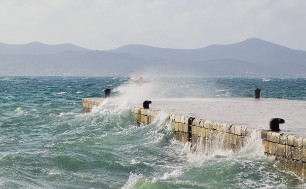 Spektakularna igra valova na zadarskoj rivi 5. studenog 2014.  Foto: Marin Pitton