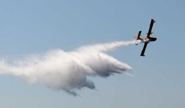 Zadar, 190413. 
Zadarska riva. Ekipa poznate svjetske televizijske kuce Discovery Channel danas je na zadarskoj rivi snimala jednu od epizoda svoga popularnog serijala World s top five.  Njihov interes privukli su piloti kanadera iz 93. vojne zrakoplovne