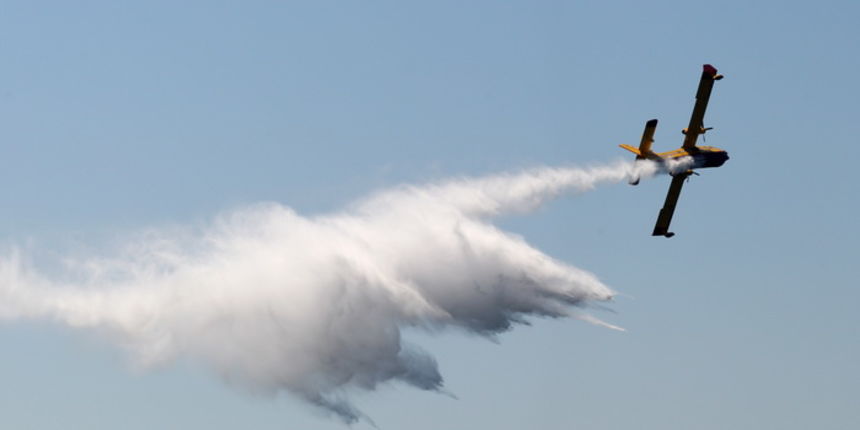 Zadar, 190413.
Zadarska riva. Ekipa poznate svjetske televizijske kuce Discovery Channel danas je na zadarskoj rivi snimala jednu od epizoda svoga popularnog serijala World s top five. Njihov interes privukli su piloti kanadera iz 93. vojne zrakoplovne Zadar, 190413.
Zadarska riva. Ekipa poznate svjetske televizijske kuce Discovery Channel danas je na zadarskoj rivi snimala jednu od epizoda svoga popularnog serijala World s top five. Njihov interes privukli su piloti kanadera iz 93. vojne zrakoplovne