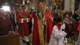 Cvjetnica 20. ožujka 2016: Nakon blagoslova maslinovih grančica, nadbisku Želimir Puljić predvodio je procesiju do katedrale sv. Stošije gdje je služio misno slavlje na kojem se pjevala Muka našeg Gospodina Cvjetnica 20. ožujka 2016: Nakon blagoslova maslinovih grančica, nadbisku Želimir Puljić predvodio je procesiju do katedrale sv. Stošije gdje je služio misno slavlje na kojem se pjevala Muka našeg Gospodina
