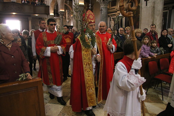 Cvjetnica 20. ožujka 2016: Nakon blagoslova maslinovih grančica, nadbisku Želimir Puljić predvodio je procesiju do katedrale sv. Stošije gdje je služio misno slavlje na kojem se pjevala Muka našeg Gospodina Cvjetnica 20. ožujka 2016: Nakon blagoslova maslinovih grančica, nadbisku Želimir Puljić predvodio je procesiju do katedrale sv. Stošije gdje je služio misno slavlje na kojem se pjevala Muka našeg Gospodina