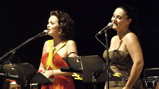 BelCante: Sandra Bagaric i Martina Tomcic ispred crkve sv. Donata BelCante: Sandra Bagaric i Martina Tomcic ispred crkve sv. Donata