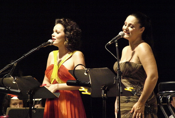 BelCante: Sandra Bagaric i Martina Tomcic ispred crkve sv. Donata BelCante: Sandra Bagaric i Martina Tomcic ispred crkve sv. Donata