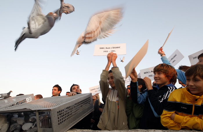 Skabrnja, 181111.
20. obljetnica stradanja Skabrnje. U Skabrnji je uz govore na trgu ispred crkve odrzano i polaganje vijenaca na groblju. Na slici pustanje golubova na groblju.
Foto: Jure Miskovic / CROPIX Skabrnja, 181111.
20. obljetnica stradanja Skabrnje. U Skabrnji je uz govore na trgu ispred crkve odrzano i polaganje vijenaca na groblju. Na slici pustanje golubova na groblju.
Foto: Jure Miskovic / CROPIX
