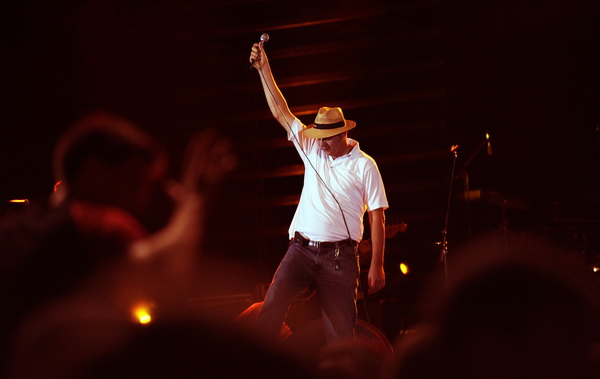 Split, 021009.
Spaladium Arena.
Koncert “Adio lito” na kojem nastupaju Hladno pivo, Fon Biskich, Damir Urban, Marijan Ban i Psihomodo Pop.
Na fotografiji: Marijan Ban.
Foto: Josko Ponos / CROPIX Split, 021009.
Spaladium Arena.
Koncert “Adio lito” na kojem nastupaju Hladno pivo, Fon Biskich, Damir Urban, Marijan Ban i Psihomodo Pop.
Na fotografiji: Marijan Ban.
Foto: Josko Ponos / CROPIX