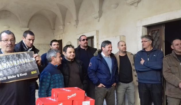 Konji i bleke napunili Socijalnu samoposlugu