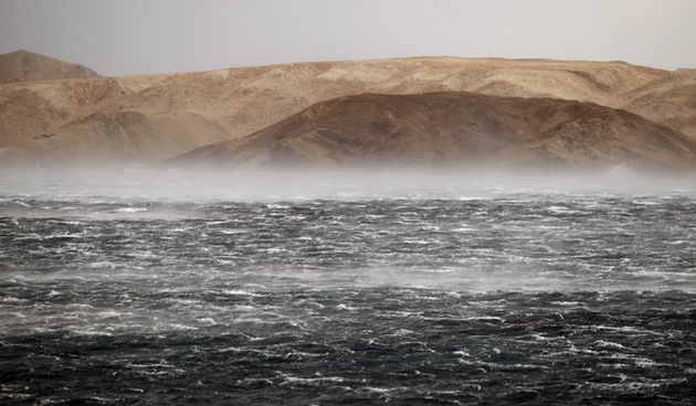 Karlobag, 071011.Od 19.10 sati zbog bure je prekinut promet na autocesti A1 izmedju cvorova Maslenica i Gornja Ploca. Na slici: valovito more uslijed bure.Foto: Jure Miskovic / CROPIX