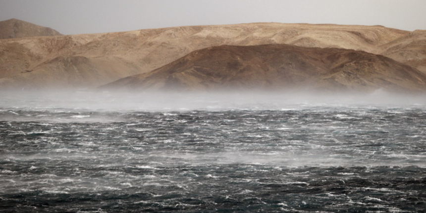 Karlobag, 071011.Od 19.10 sati zbog bure je prekinut promet na autocesti A1 izmedju cvorova Maslenica i Gornja Ploca. Na slici: valovito more uslijed bure.Foto: Jure Miskovic / CROPIX