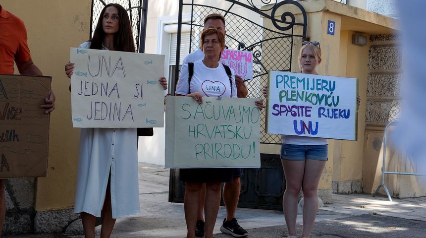 Miran prosvjed protiv izgradnje hidrocentrale blizu izvora rijeke Une Miran prosvjed protiv izgradnje hidrocentrale blizu izvora rijeke Une