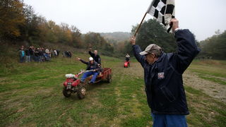 Orahovica, 171010.
Nedaleko od orahovackog jezera na obroncima brda Ruzica grada odrzana je cetvrta po redu utrka motokultivatora i specijalnih vozila koja su izradjena od motora mjesalice za beton i mjenjaca automobila Lada Niva. Namjera organizatora utr