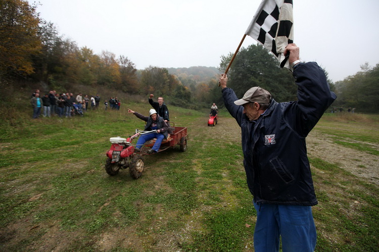 Orahovica, 171010.
Nedaleko od orahovackog jezera na obroncima brda Ruzica grada odrzana je cetvrta po redu utrka motokultivatora i specijalnih vozila koja su izradjena od motora mjesalice za beton i mjenjaca automobila Lada Niva. Namjera organizatora utr