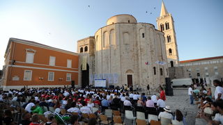 Zadar, 160711.
ISAF svjetsko juniorsko prvenstvo
Zadar 2011, 07.-15. srpanj 2011.
Zatvaranje jedrlicarskog prvenstva i podjela medalja i pehara najboljim momcadima.
Na slici: zatvaranje i podjela medalja se odrzala ispred crkve sv.Donata na Forumu.
Foto: Zadar, 160711.
ISAF svjetsko juniorsko prvenstvo
Zadar 2011, 07.-15. srpanj 2011.
Zatvaranje jedrlicarskog prvenstva i podjela medalja i pehara najboljim momcadima.
Na slici: zatvaranje i podjela medalja se odrzala ispred crkve sv.Donata na Forumu.
Foto: