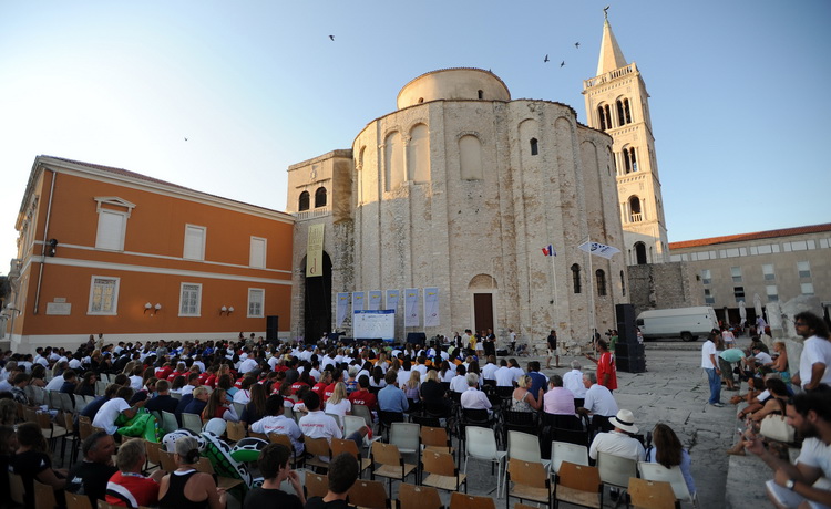 Zadar, 160711.
ISAF svjetsko juniorsko prvenstvo
Zadar 2011, 07.-15. srpanj 2011.
Zatvaranje jedrlicarskog prvenstva i podjela medalja i pehara najboljim momcadima.
Na slici: zatvaranje i podjela medalja se odrzala ispred crkve sv.Donata na Forumu.
Foto: Zadar, 160711.
ISAF svjetsko juniorsko prvenstvo
Zadar 2011, 07.-15. srpanj 2011.
Zatvaranje jedrlicarskog prvenstva i podjela medalja i pehara najboljim momcadima.
Na slici: zatvaranje i podjela medalja se odrzala ispred crkve sv.Donata na Forumu.
Foto: