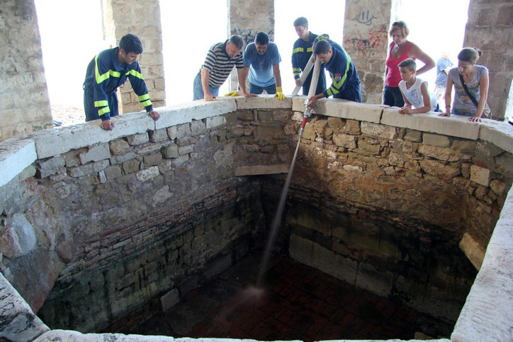 Karma:Počela akcija čišćenja Carske fontane Karma:Počela akcija čišćenja Carske fontane