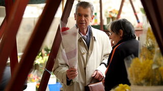 Zadar, 080313.
Danas se diljem svijeta, pa tako i u Zadru, obiljezava Medjunarodni dan zena.
Zadrani su danas zenama, prema obicaju, poklanjali cvijece.
Na fotografiji: detalj sa zadarske trznice.
Foto: Jure Miskovic / CROPIX