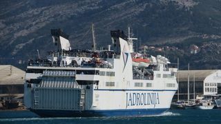 Brodom “Zadar” riječka Armada stigla na derbi u Split Brodom “Zadar” riječka Armada stigla na derbi u Split