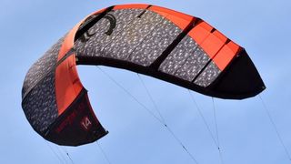 Jaka bura pružila je prigodu nekolicini kitesurfera da pokažu svoje umjeće na ninskoj plaži.  Photo: Dino Stanin/PIXSELL