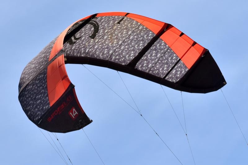 Jaka bura pružila je prigodu nekolicini kitesurfera da pokažu svoje umjeće na ninskoj plaži.  Photo: Dino Stanin/PIXSELL